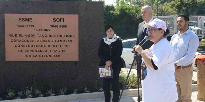 Develación de Memorial en su nombre